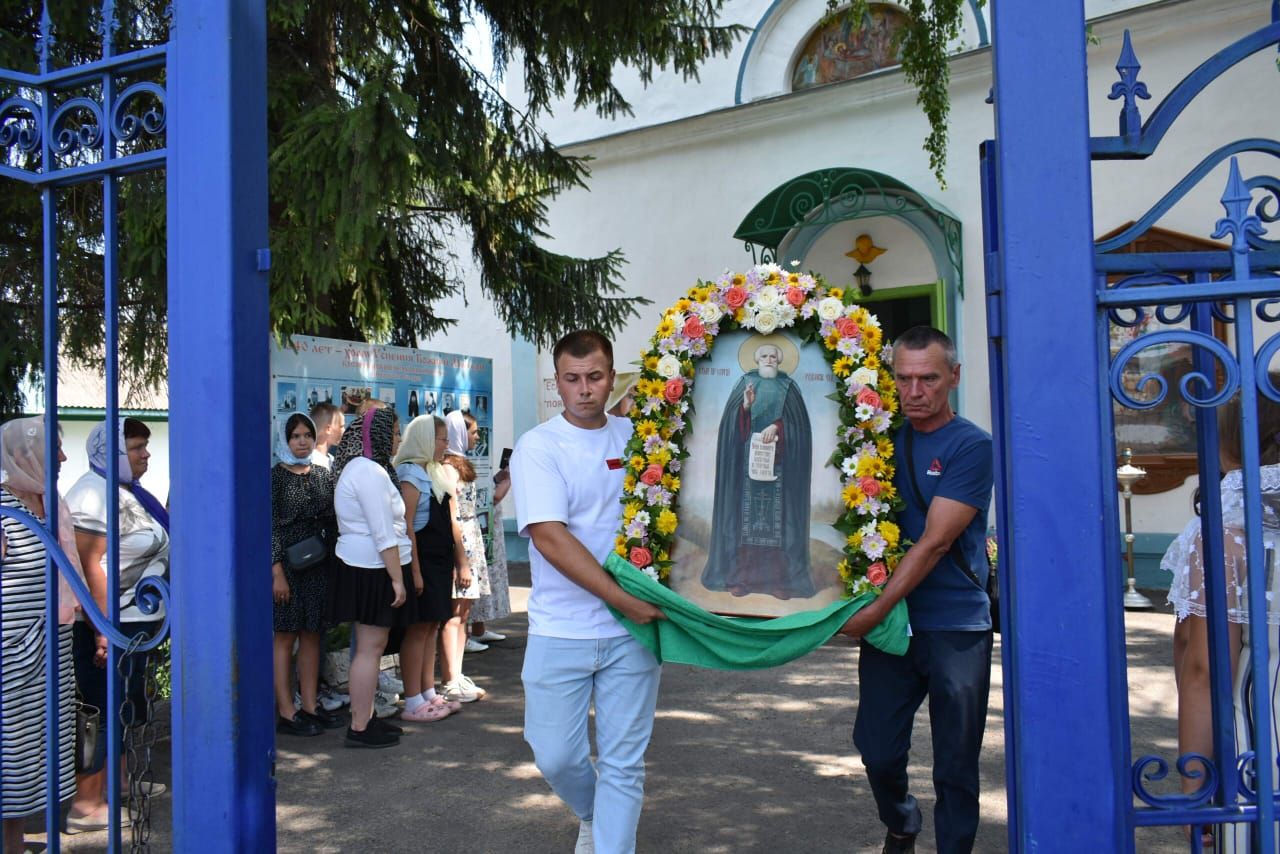 18 июня в Успенском храме поселка Касторное служилась соборная Божественная Литургия