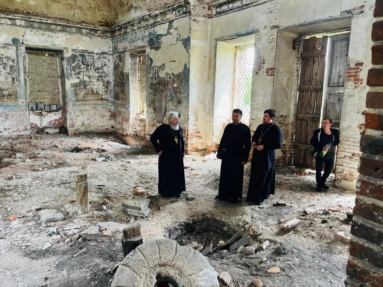 Осмотр руинированного храма Владимирской иконы Божией Матери в селе Владимировка