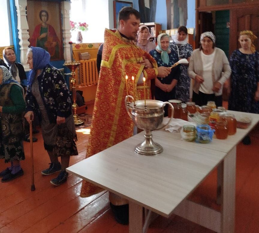 Праздничная Литургия в день Происхождения Честных Древ Животворящего Креста Господня